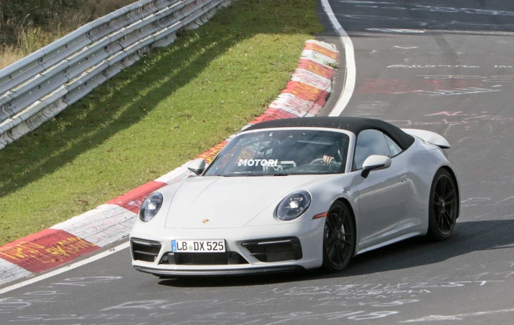Porsche 911 GTS Cabrio: le foto spia al Nürburgring