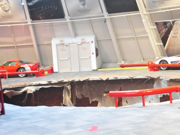 Corvette: crolla il pavimento del museo in Usa