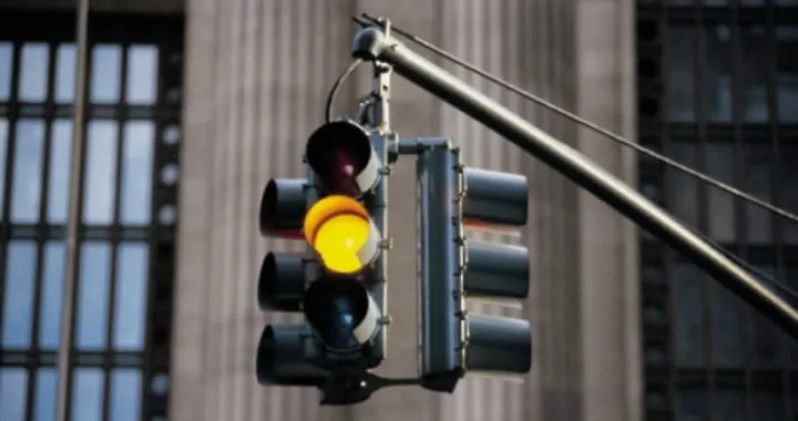 Semaforo giallo a 3 secondi: multe e polemiche in arrivo
