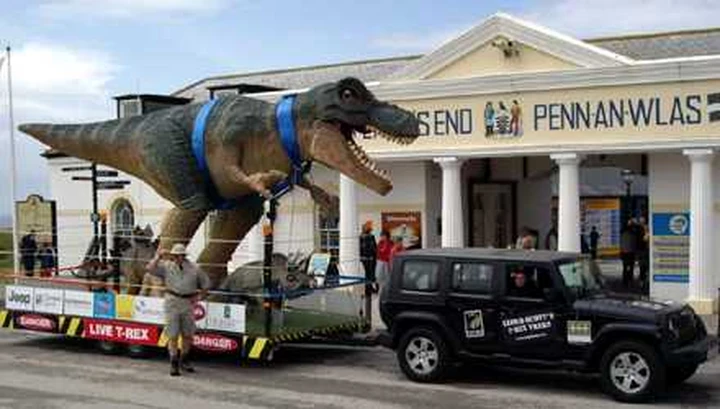 In Inghilterra un dinosauro in Jeep per beneficenza