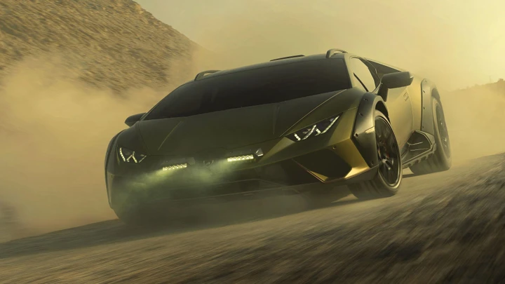 Lamborghini Huracan Sterrato VS Porsche 911 Dakar: le foto