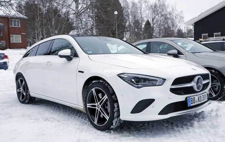 Mercedes CLA ibrida plug-in: le foto spia