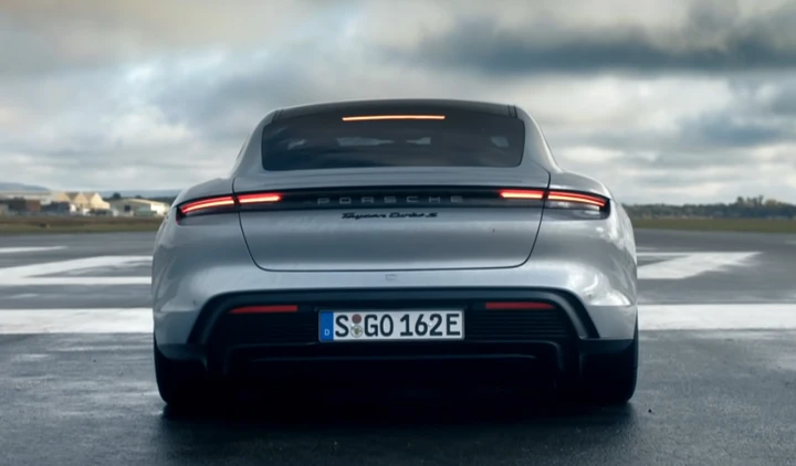 Top Gear, la Porsche Taycan Turbo S più veloce di Veyron e Zonda