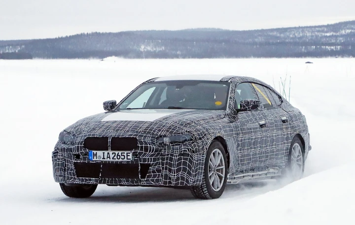 Nuova Bmw i4: le foto spia dell'elettrica
