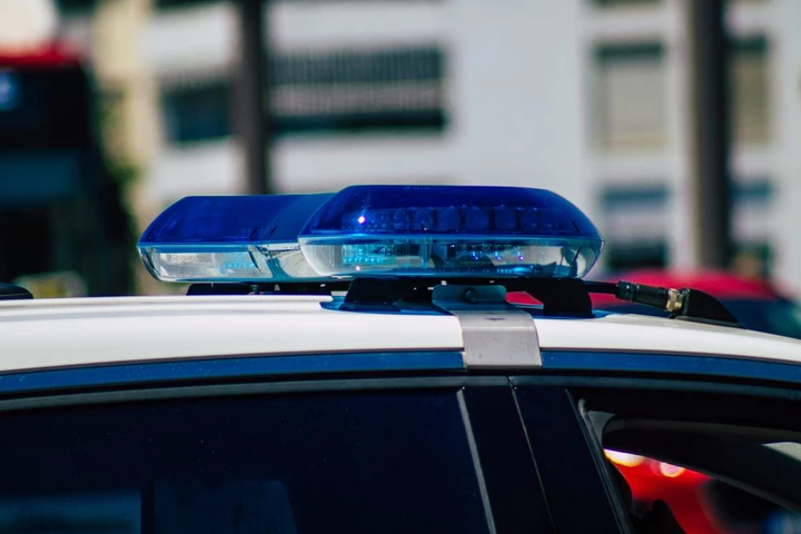 Semina il panico sulla A15, guida contromano e con patente falsa: fermato dalla Polizia