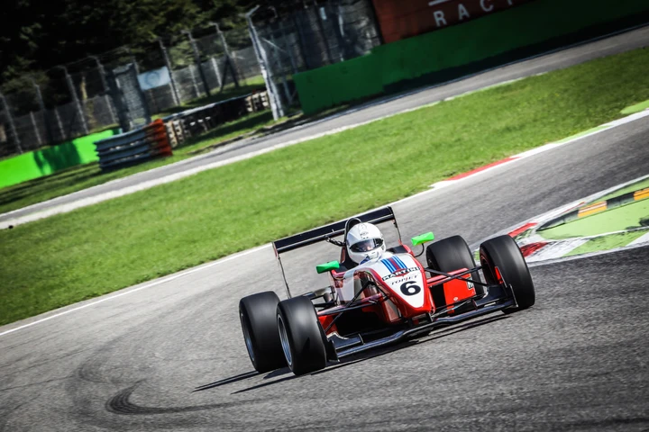 Appassionato di Formula 1 con il desiderio di guidare in pista? Puresport ti offre la soluzione!