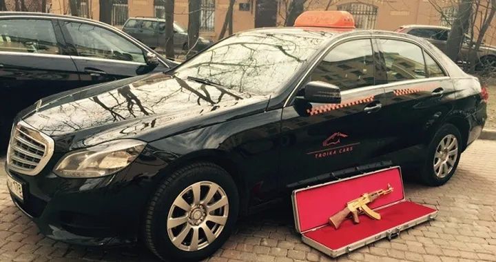 Russia, passeggero dimentica kalashnikov d'oro in taxi