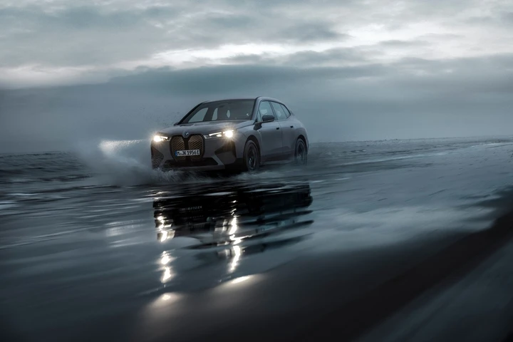 Bmw iX M60 2022: immagini ufficiali