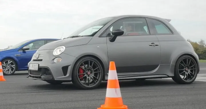 Abarth 695 vs Megane GT Drag Race, chi vince?
