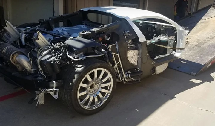 Bugatti Veyron: era stata gettata in un lago, ora è in vendita a prezzo di saldo. Ecco il video