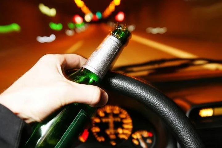 Mangia carta igienica per eludere alcool test