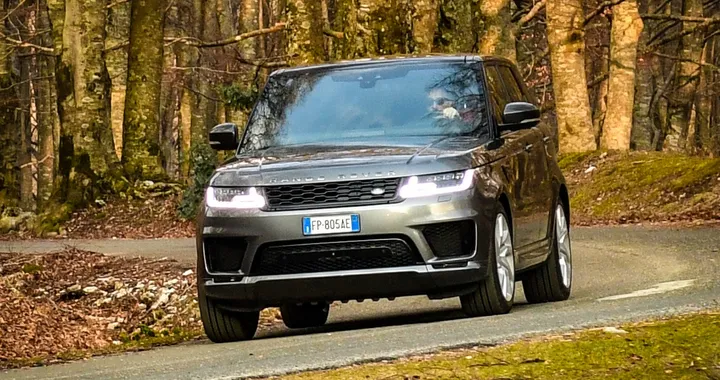Range Rover Sport PHEV HSE Dynamic: la prova su strada