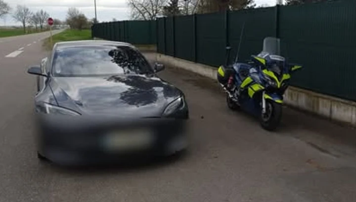 Giovane alla guida di una Tesla a 235 km/h: multa e sequestro