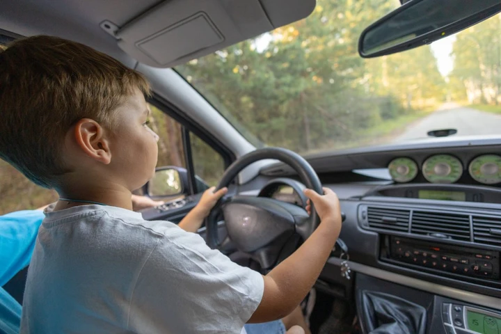 Un bambino di 7 anni ruba il SUV dei genitori per comprare un panino al McDonald's