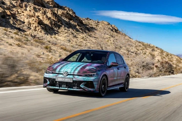 Volkswagen Golf 2024: nuove immagini dal CES, ChatGPT sarà integrata nei comandi vocali