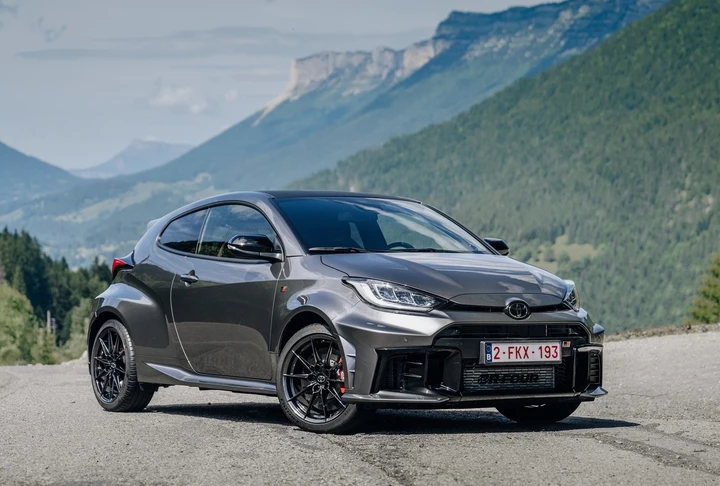 Toyota GR Yaris 2024: più veloce, automatica e con edizioni esclusive