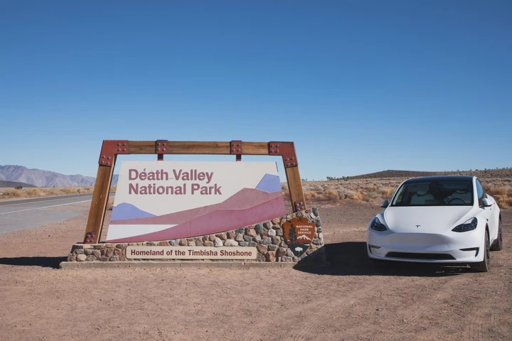 Tesla Model X sfida il deserto a 83 gradi Celsius: com'è andata