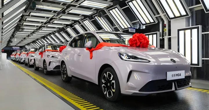Nuova MG4 2025: hatchback elettrica da 800 km con trazione posteriore e cockpit OPPO