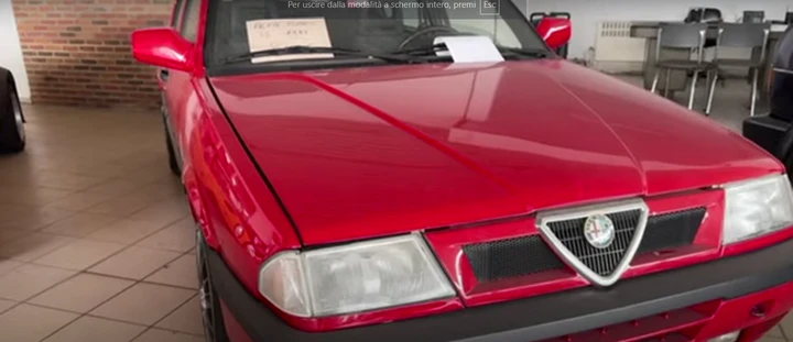 Concessionario abbandonato con auto anni '80 e '90 immacolate