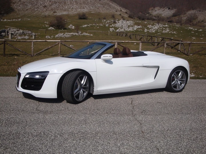 Audi R8 Spyder prova su strada