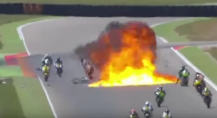 Paura durante la gara del CEV Moto2: esplosione in pista