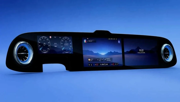 Mercedes Classe C EV 2027: tre schermi anche nella versione base