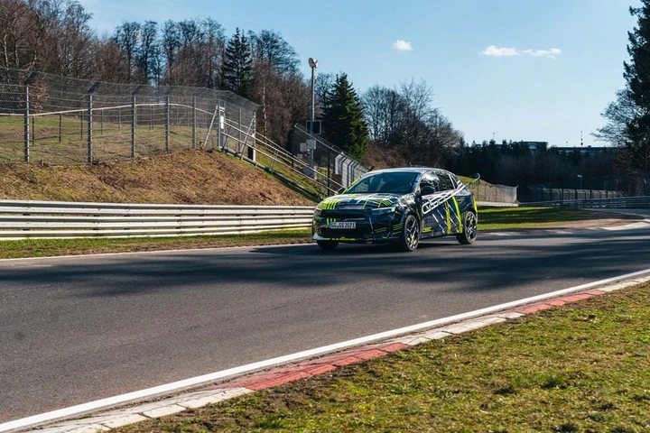 Opel Corsa GSE: la hot hatch elettrica si affina al Nürburgring