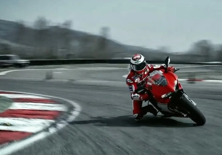 Jorge Lorenzo e la Ducati gareggiano contro un paracadutista