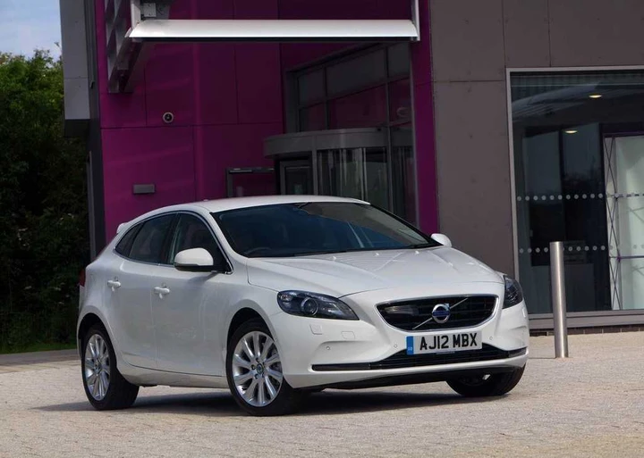 Volvo V40: nuove immagini ufficiali