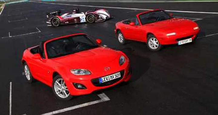 Un raduno alla 24 Ore di Le Mans per festeggiare i 20 anni della Mazda MX-5