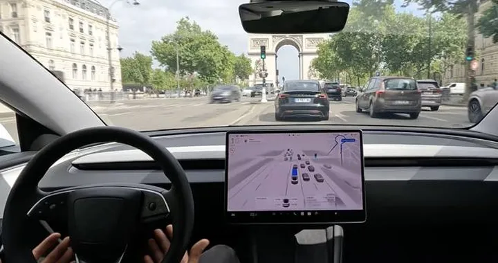 Tesla sfida l’Arco di Trionfo: guida autonoma alla prova del traffico più caotico d’Europa