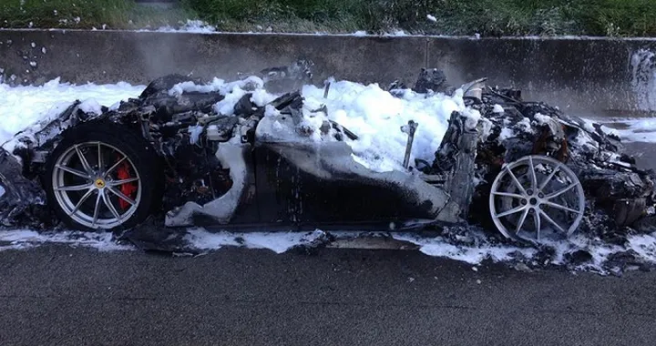Ferrari F12tdf: una delle 799 unità completamente distrutta dalle fiamme