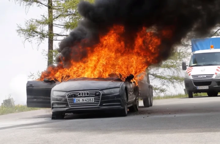 Audi A7 in fiamme sulle Alpi austriache