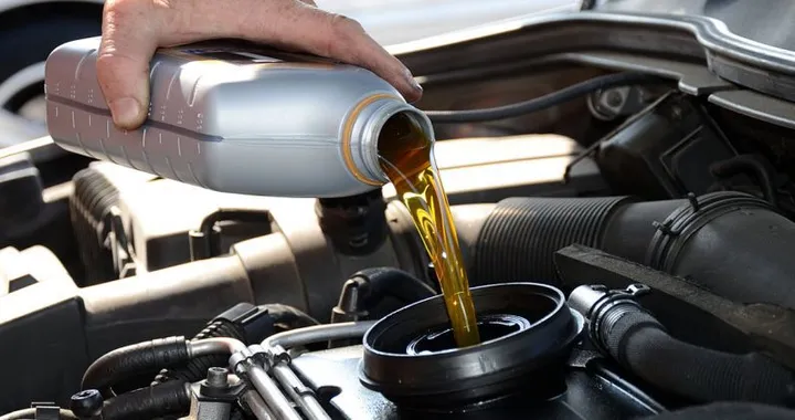 Manutenzione auto: come cambiare e smaltire l'olio ai tempi del Coronavirus