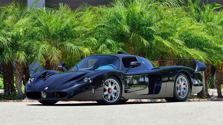 Maserati MC 12, l'unico esemplare di colore nero all'asta