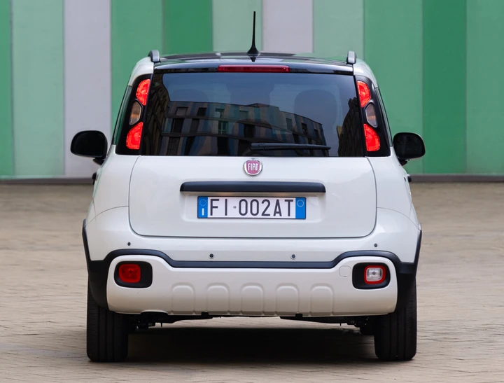Le auto più vendute a giugno 2024: ancora Fiat Panda in testa