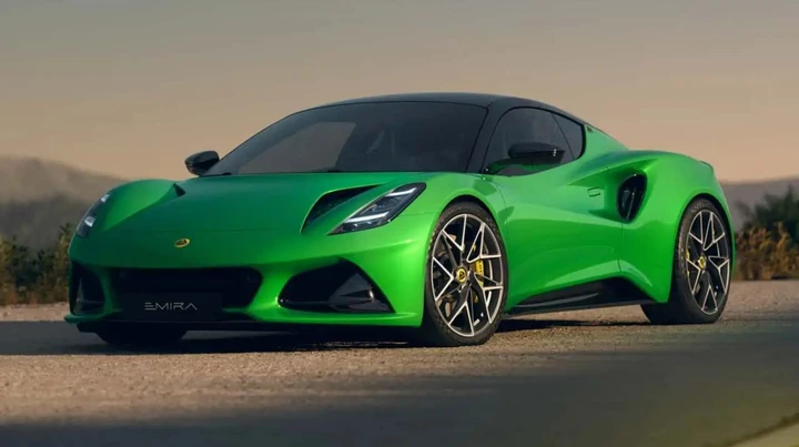 Lotus Emira si aggiorna: più potenza e meno peso nel 2026