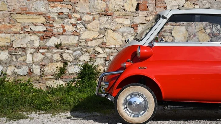 Come si percorrono 2.100 km a bordo di una BMW Isetta del 1958