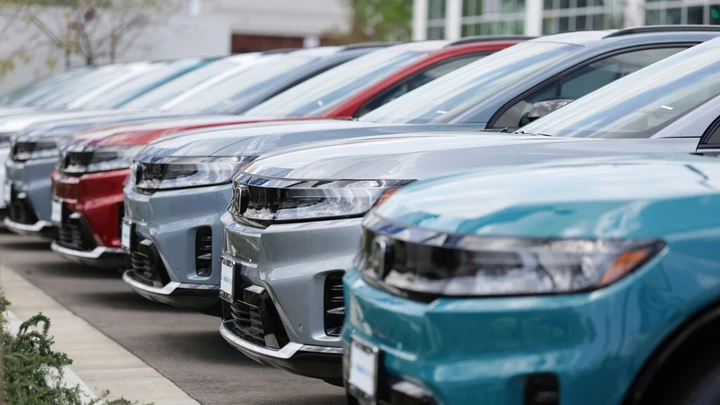 La UE allenta la presa: emissioni CO2 più flessibili per salvare Stellantis e VW?