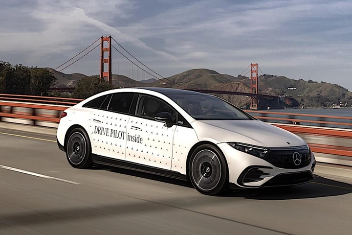 Mercedes-Benz passi avanti nella guida autonoma: autorizzate le luci turchesi
