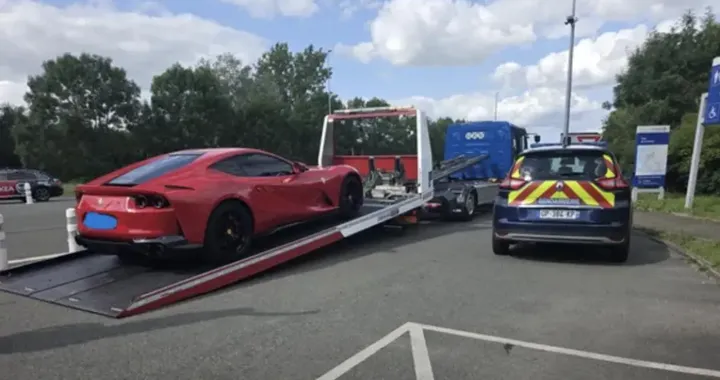 A tutta velocità con la Ferrari e un bambino a bordo: auto confiscata