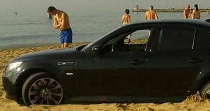 Jesolo, due soldati Usa con l'auto sulla spiaggia