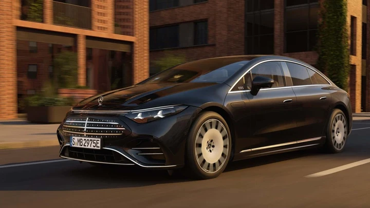 EQS 2027, la stella di Stoccarda brilla: 640 km di autonomia e tanto lusso