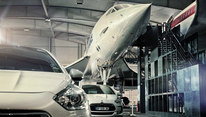 La Citroen DS5 posa con il Concorde