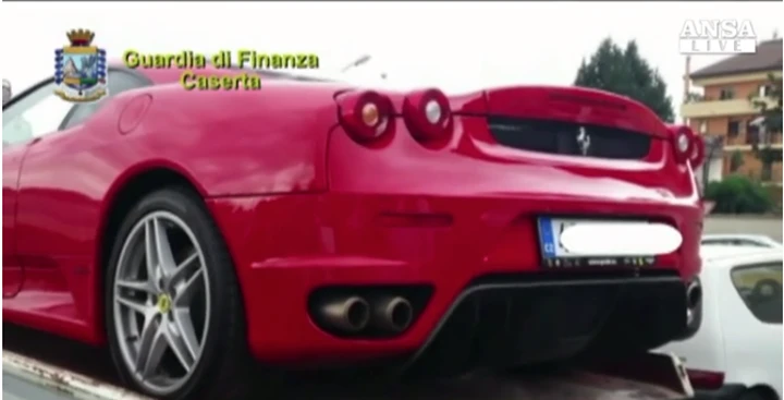 Noleggiavano auto di lusso ma non pagavano tasse: i furbetti della targa estera