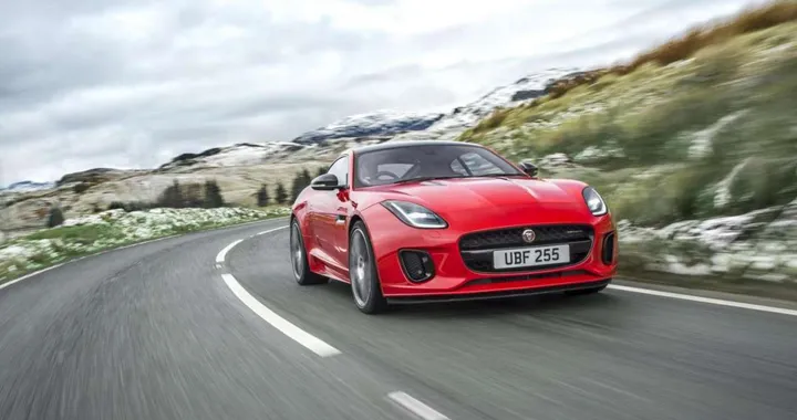 Jaguar F-Type 2.0 litri turbo: un quattro cilindri da 300 CV