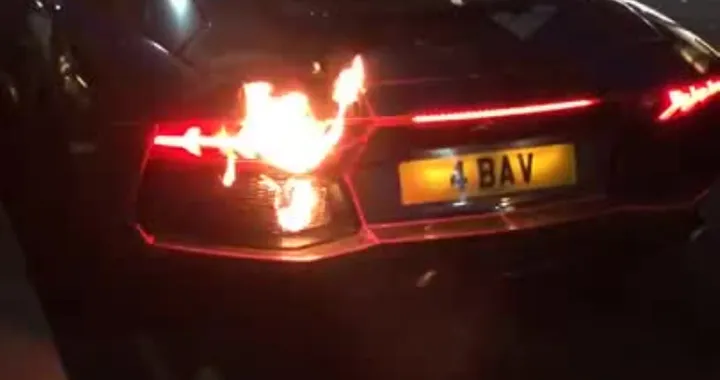 Fa lo spaccone con la Lamborghini ma l’auto prende fuoco