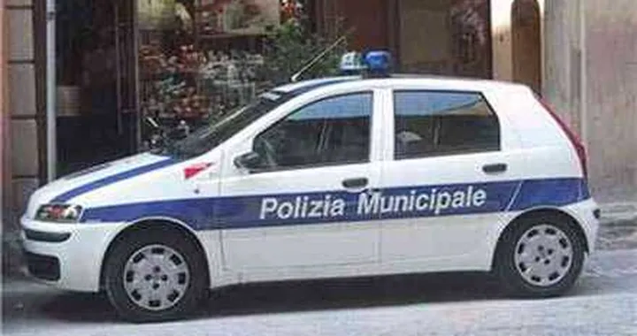 Caserta: il Comune non paga. Via 10 auto