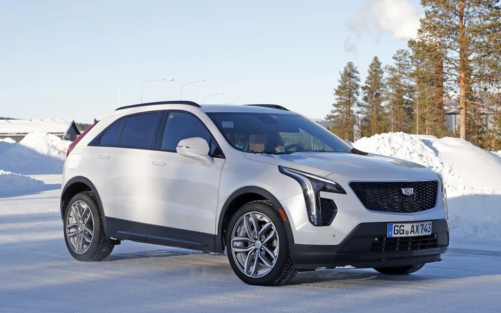 Cadillac XT4, la variante diesel spiata durante i test su strada
