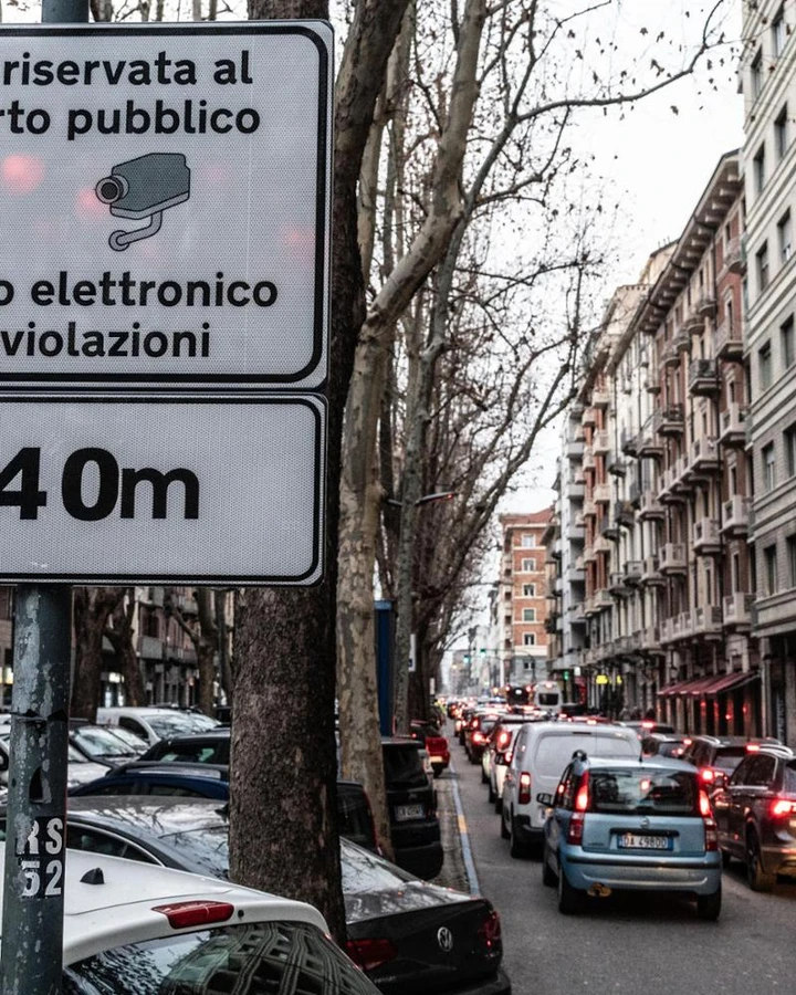 Torino compaiono nuove telecamere per le corsie preferenziali: i rischi